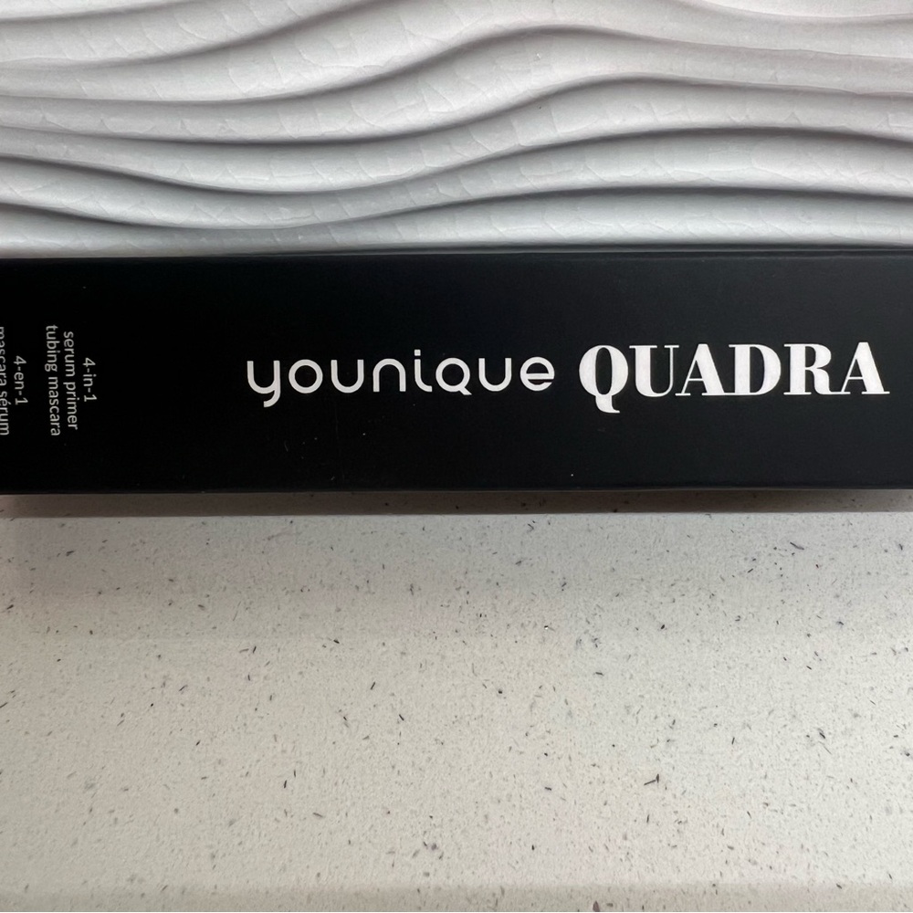 Younique 4-in-1 Serum Primer Tubing Mascara